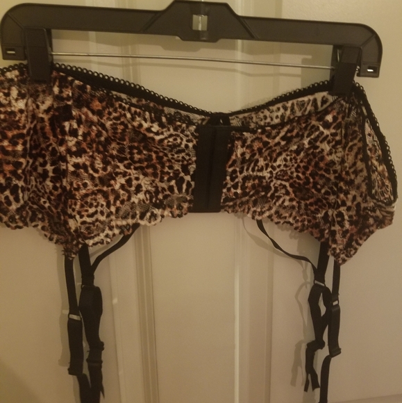 Torrid cheetah lace garter belt - Picture 3 of 4